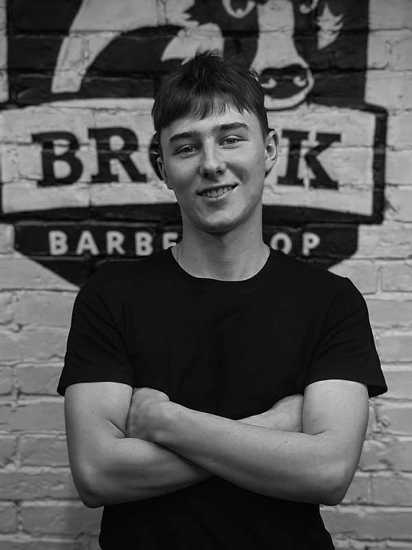 Барбершоп BROCK на Победителей 65, ТЦ Замок 8 danik bw